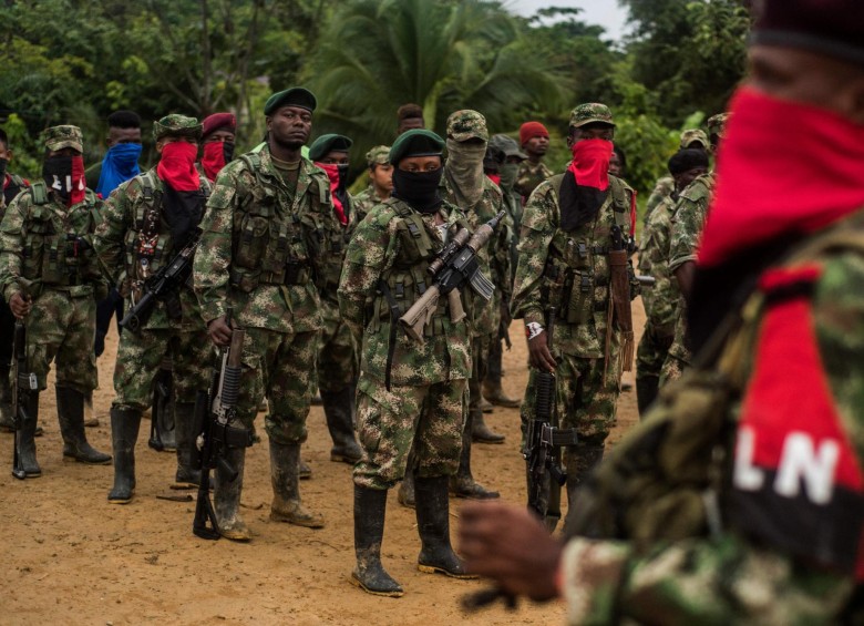 Los frentes de guerra del Eln se han reagrupado en diferentes zonas del país para cumplir con el cese el fuego. En la foto, miembros de la Compañía Capitán Omar Salgado en Chocó. FOTO AFP
