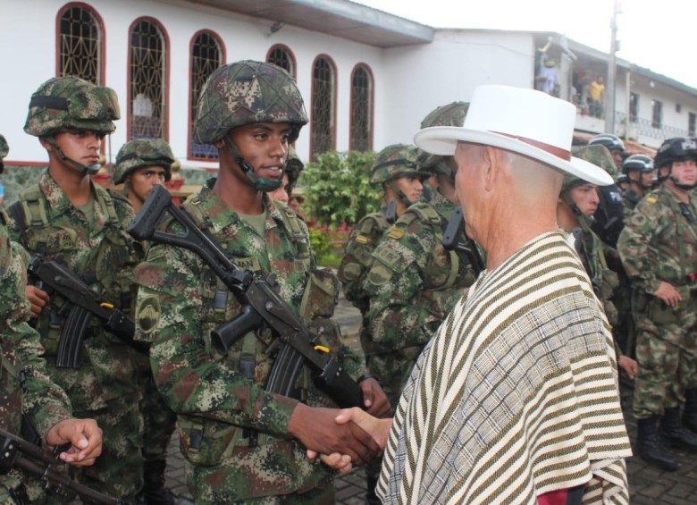 En Tarazá, la población civil recibió a los soldados. FOTO CORTESÍA EJÉRCITO