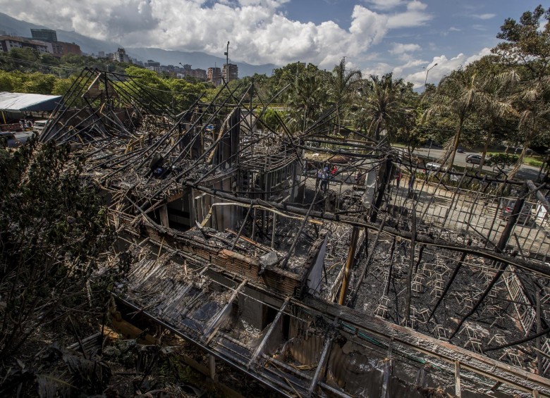 La estructura donde funcionaba la iglesia quedó destruida por la voracidad de las llamas. FOTOS SANTIAGO MESA