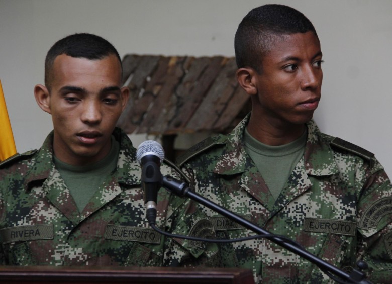 El soldado Jonathan Díaz (derecha en la foto) fue secuestrado el pasado 9 de noviembre por las Farc en Arauca junto a su compañero Pablo César Rivera. El 25 de noviembre fueron liberados. FOTO COLPRENSA.
