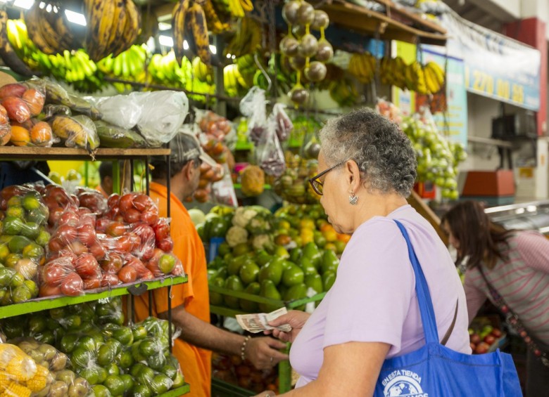 El gasto de los colombianos en hortalizas pasó de 2,5 % en 2009 a 3,8 % en la actualidad. Mientras que el de frutas varió de 1,67 % a 2,58 % en igual periodo, según Raddar. Foto Andrés Echeverry