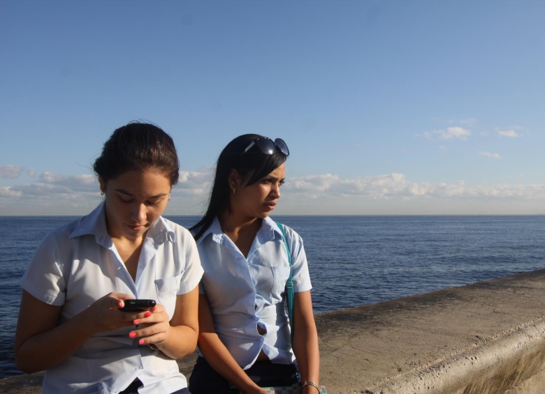 Estudiantes de secundaria en El Malecón se toman fotografías. FOTO JORGE IVÁN POSADA 
