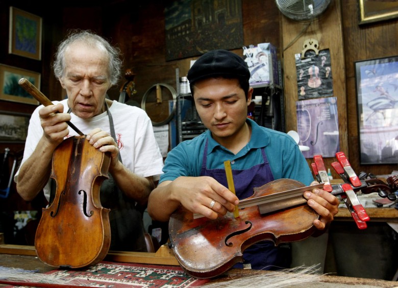 Luis Fernando Posada y Luis Felipe Giraldo le cambian hasta el alma a un violín. FOTO Donaldo Zuluaga