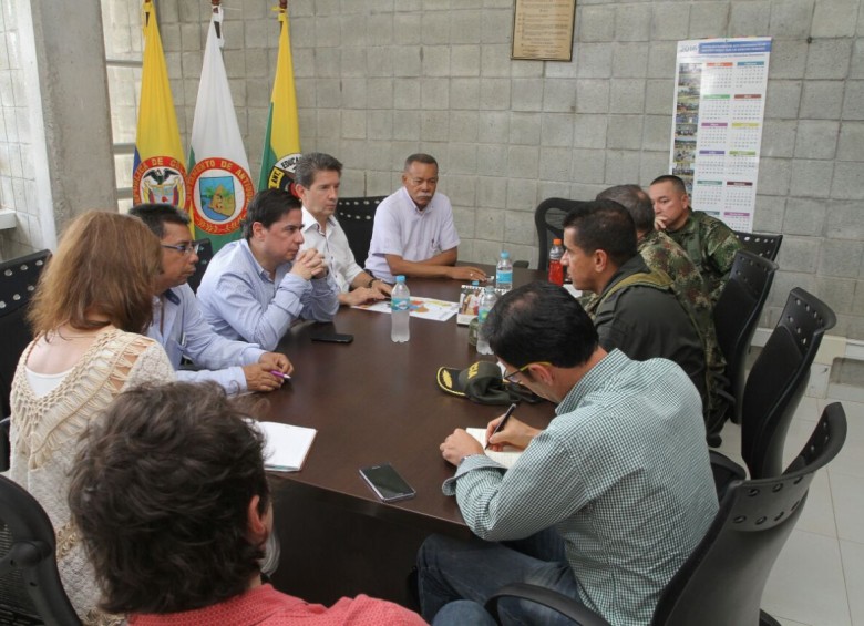 En El Bagre, el ministro Juan F. Cristo y el gobernador Luis Pérez, en el centro, se reunieron con el alcalde y las autoridades para analizar el orden público. FOTO Cortesía Gobernación de Antioquia