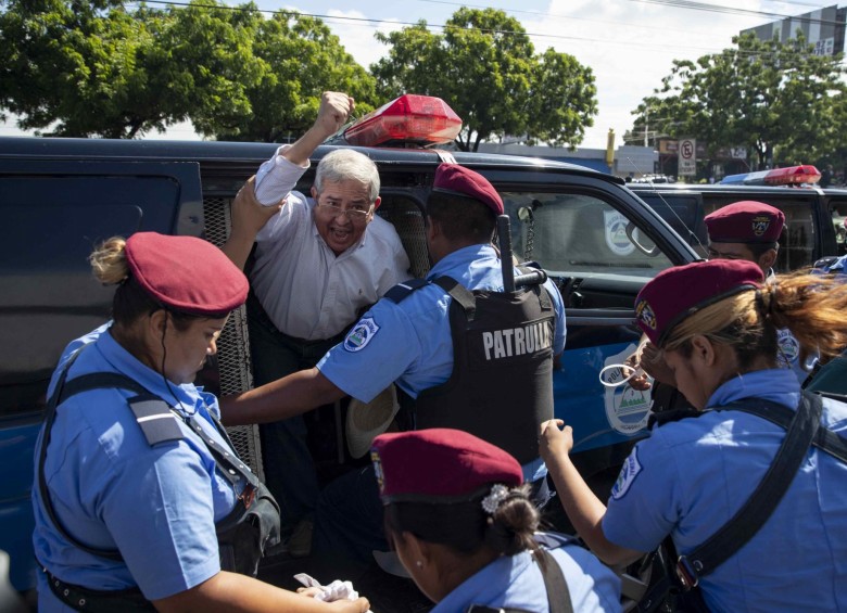 Policía de Nicaragua detiene a un manifestante durante una protesta contra el gobierno de Daniel Ortega el 14 de octubre. FOTO: EFE 