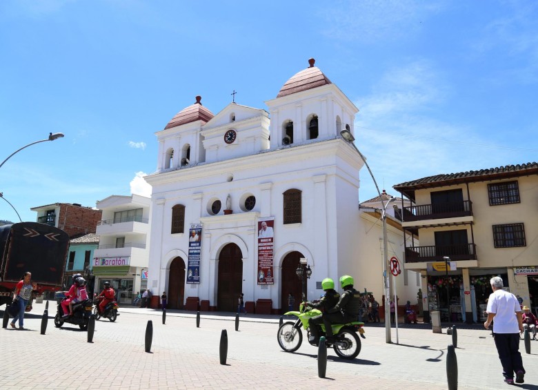 Nuestra Señora de Chiquinquirá es el templo del parque principal de El Santuario, en el Oriente de Antioquia. Foto Cortesía