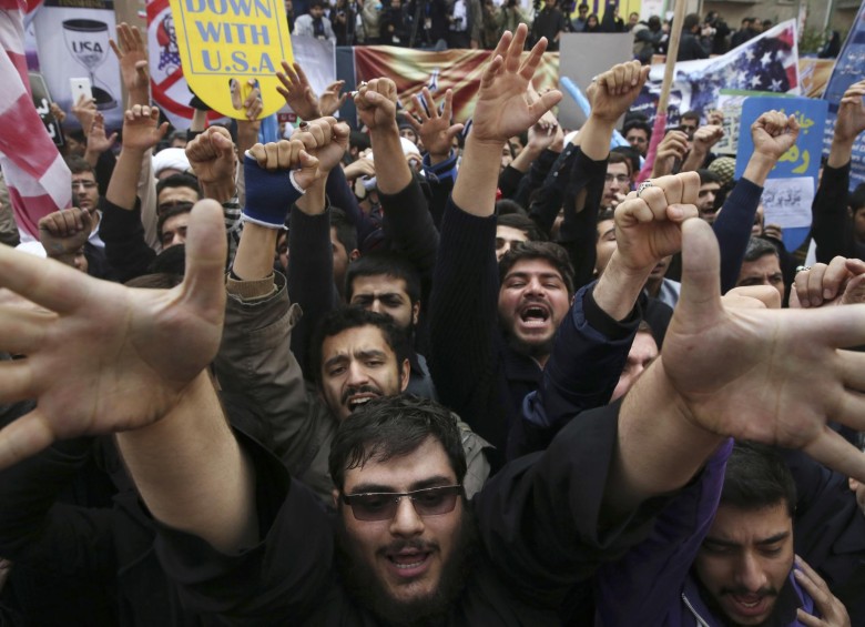 Cuando se cumplió un año de la firma del acuerdo nuclear con Irán, la sociedad civil salió a las calles para pedir el fin de las tensiones con Estados Unidos y Occidente. FOTO ap