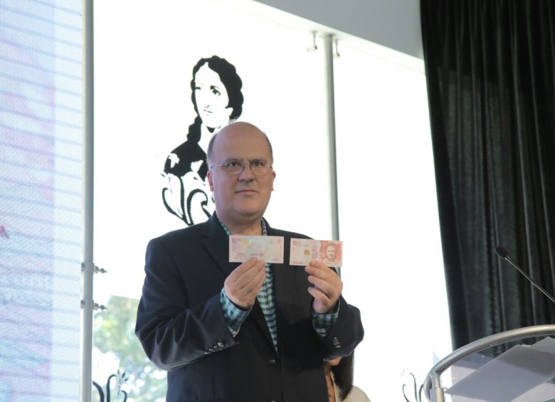 El gerente del Emisor, José Darío Uribe lanzó ayer el nuevo billete de $10.000, que exalta a Virginia Gutiérrez. FOTO cortesía