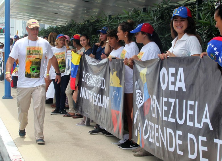 Venezolanos se reúnen en torno al hotel sede de la reunión de la OEA, que dará inicio este lunes en Cancún,México. FOTO efe