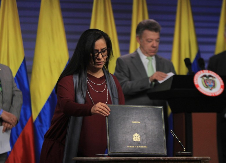 El 26 de septiembre, el presidente Juan Manuel Santos recibió el listado de magistrados de la JEP de manos de Claudia Vaca, presidente del Comité de Escogencia. FOTO: Colprensa