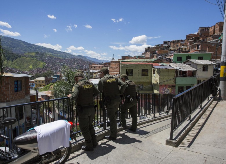 La Policía custodia permanentemente la comuna 13 de Medellín.Foto: Edwin Bustamante Restrepo