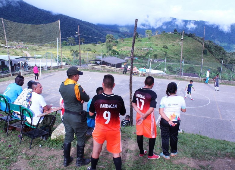 Comunidad, Fuerza Pública y excombatientes disfrutan de partidos de fútbol en una antigua zona veredal. FOTO: Cortesía Oficina Alto Comisionado para la Paz