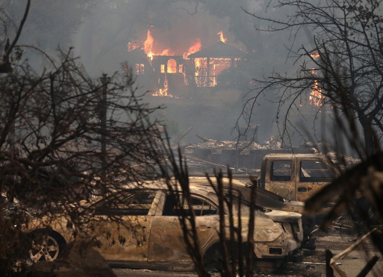 La destrucción de los incendios ha sorprendido a las autoridades, ya que en apenas unas horas el viento ha extendido las llamas por miles de hectáreas. FOTO EFE