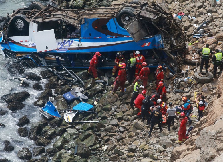 El autobús que transportaba a 55 personas quedó casi aplastado tras su caída a un acantilado en el norte de Lima. FOTO AFP