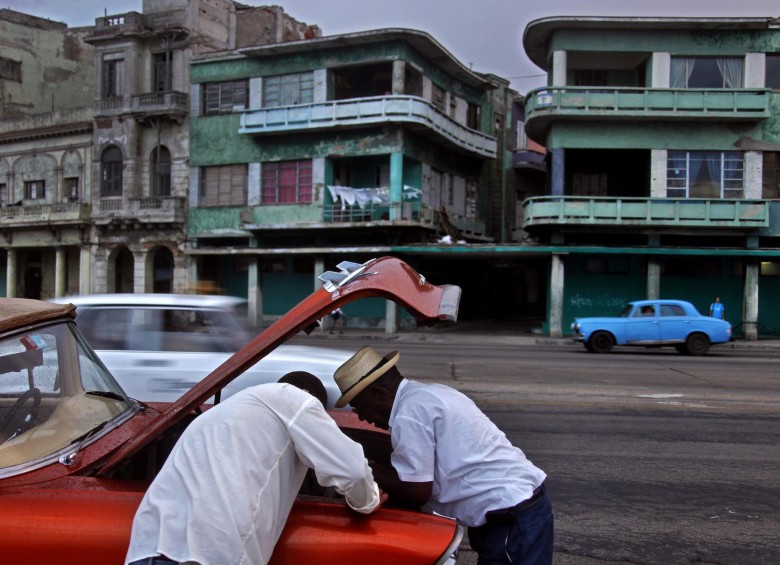 Los ladas y los carros de los años 50 y 60 se resisten a desaparecer en La Habana. FOTO HENRY AGUDELO