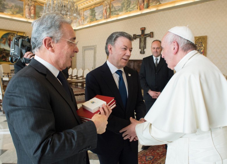El Papa Francisco intemedió para lograr la reconciliación entre Santos y Uribe, pero lo único que obtuvo fue una rendición de cuentas del proceso de paz. Ambos líderes siguen enemistados. FOTO AP
