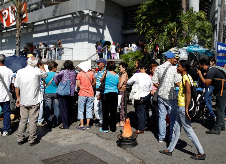 Venezolanos se agolpan en los centros comerciales tras orden de bajar precios