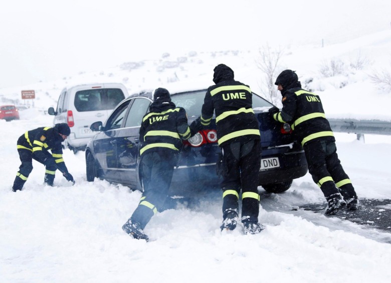 La Dirección General de Tráfico (DGT) alertó hoy de avisos de nevadas en 17 provincias españolas y pidió que se eviten las carreteras afectadas. FOTO EFE