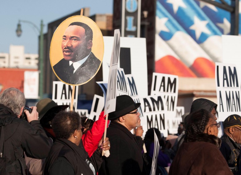 Un grupo de personas portan pancartas bajo el eslogan "Soy un hombre" de la huelga de 1968 de trabajadores sanitarios, durante una manifestación con motivo del 50º aniversario del asesinato de Martin Luther King Jr. en Memphis, Tennessee. FOTO EFE