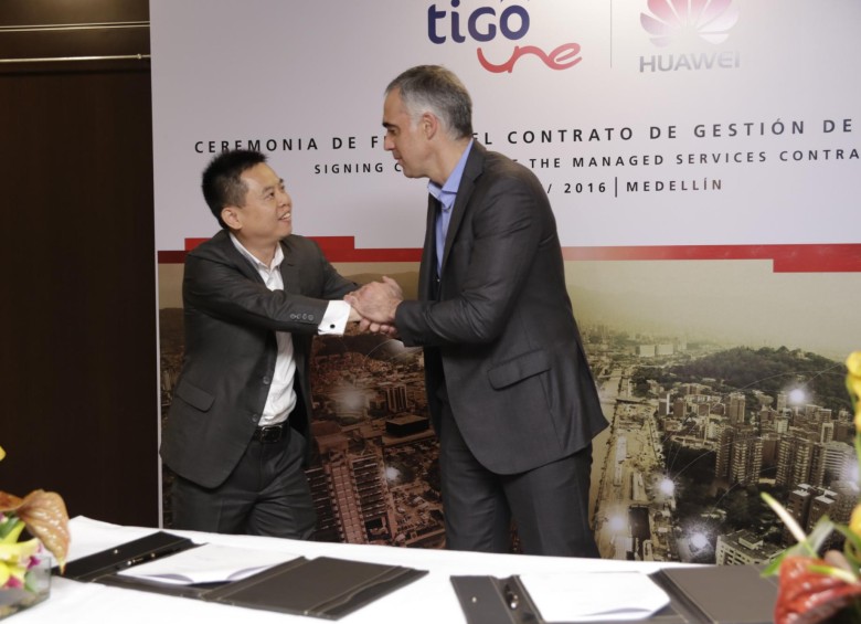 Xiong Yihui (izq.), presidente de Huawei Colombia saluda a Marcelo Cataldo, presidente de TigoUne. FOTO cortesía tigoUne
