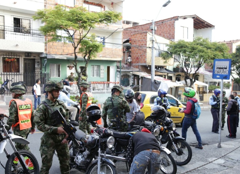 Mientras el alcalde hacía presencia en Alfonso López, Policía, Ejército y la secretaría de Movilidad aprovecharon para hacer controles de motos y automotores. FOTO cortesía alcaldía de medellín