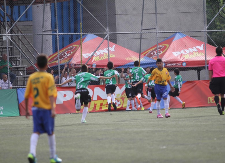 Seis niños brasileños “armaron” equipo con 11 colombianos
