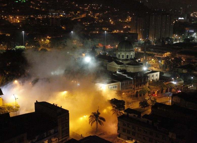 La implosión controlada del edificio de la EDU en MEdellín se realizó con éxito. FOTO JAIME PÉREZ