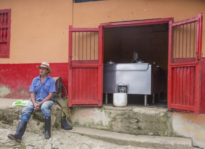 Gustavo Elías Mazo en su finca del municipio de Belmira. Atrás, el tanque de enfriamiento en el que se almacena la leche. Foto: Edwin Bustamante