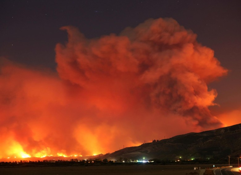En Ventura, un condado al norte de Los Ángeles, más de 27.000 personas abandonaron sus hogares para huir del incendio, que ya devastó 12.545 hectáreas en la zona. FOTO REUTERS