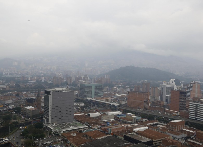 Así se veía Medellín este martes en la mañana. FOTO MANUEL SALDARRIAGA