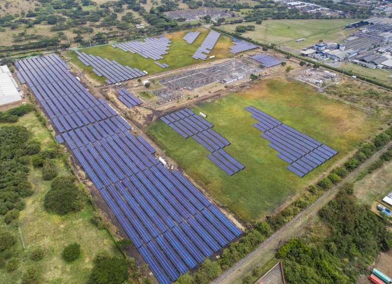 Vista aérea de la primera planta solar a gran escala del país, propiedad Celsia y ubicada en Yumbo (Valle). FOTO Cortesía Celsia