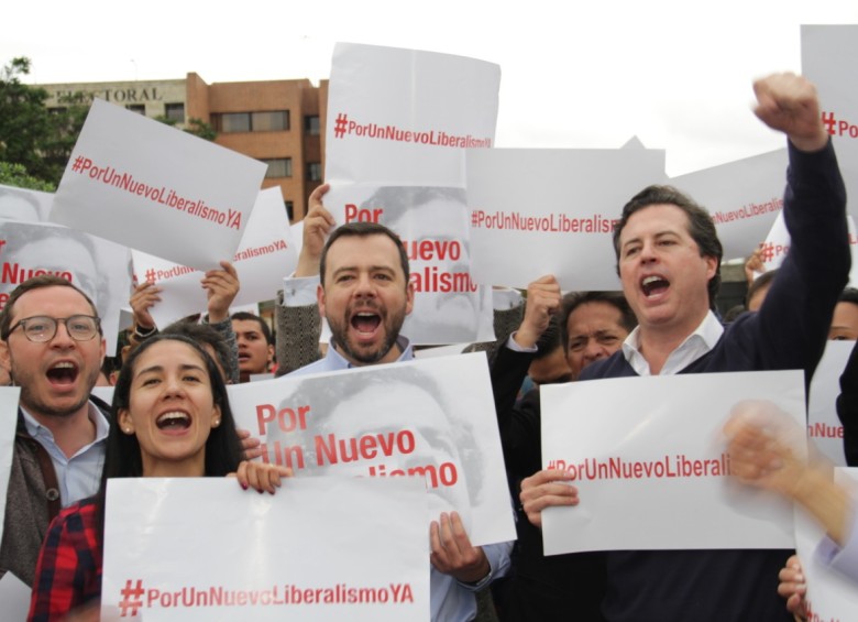 Los hermanos Carlos Fernando Galán y Juan Manuel Galán fueron congresistas por Cambio Radical y Partido Liberal, respectivamente. Hoy protestaron frente al CNE. FOTO Cortesía