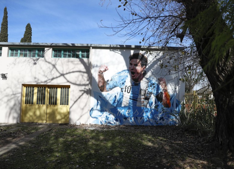 Fotografía en la que se observa un grafiti dedicado al jugador argentino Lionel Messi en uno de los muros de la Escuela 66 del Barrio de Las Heras en Rosario. FOTO EFE