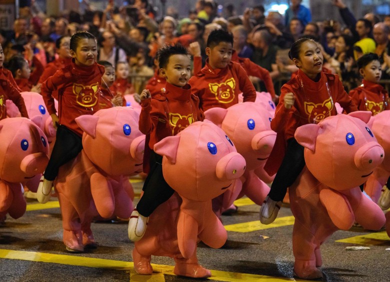 Con desfiles y festejos populares en China recibieron el año del Cerdo. FOTO AFP