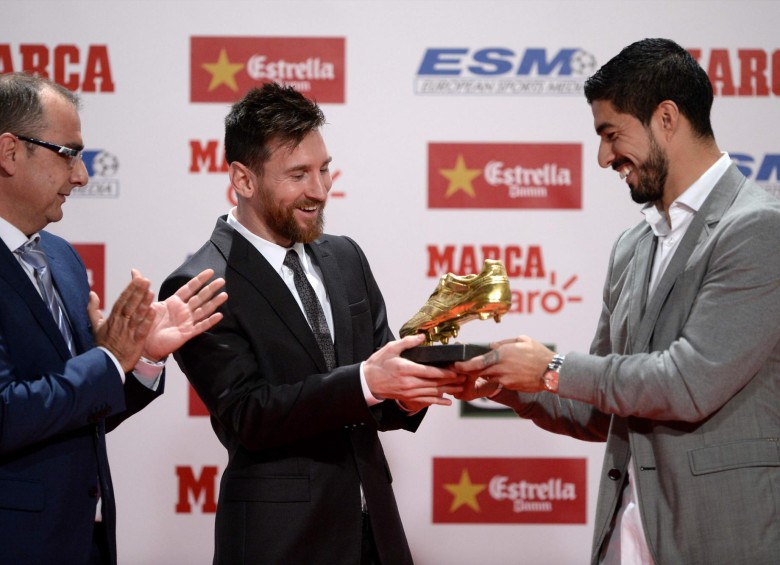 Luis Suárez le entregó la Bota de Oro a su compañero de equipo, Lionel Messi. FOTO AFP