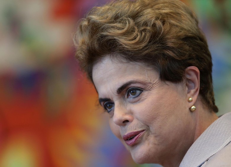 Un informe elaborado por técnicos del Senado brasileño señala que no existen pruebas de que la suspendida presidenta Dilma Rousseff participara en las maniobras fiscales. FOTO AP