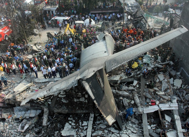 El aparato despegó de Yakarta con 110 personas a bordo. Aún es indeterminado el número de víctimas fatales. FOTO reuters