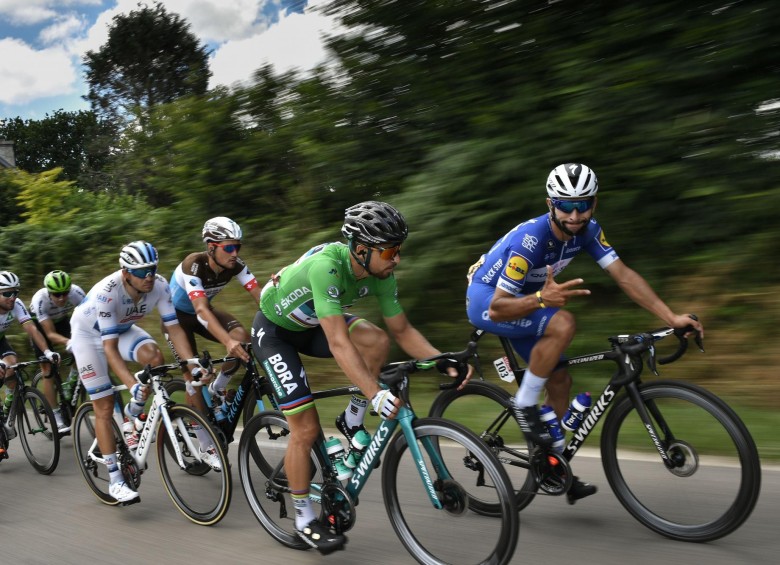 Fernando Gaviria o Peter Sagan podrían ajustar hoy su tercera victoria en el Tour. Gaviria se la canta a Sagan. FOTO AFP