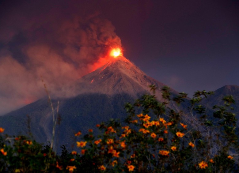 Una nueva erupción del volcán de Fuego en Guatemala obligó este lunes a evacuar a casi 4.000 personas de comunidades cercanas, reviviendo el temor a la furia del coloso que en junio dejó 194 muertos y 234 desaparecidos.