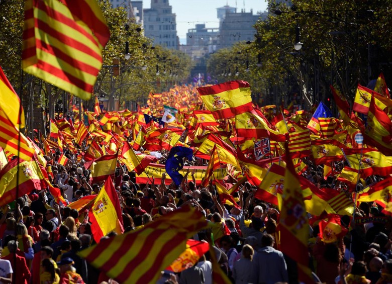 Miles de catalanes contrarios a los independentistas marcharon este domingo en Barcelona mostrando la división que hay en la región. FOTO AFP
