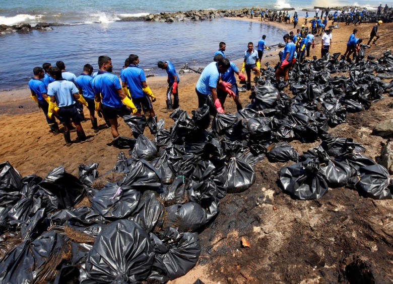 Imagen de archivo de personas limpiando el mar en Sri Lanka tras fuga de aceite de una tubería. FOTO: EFE