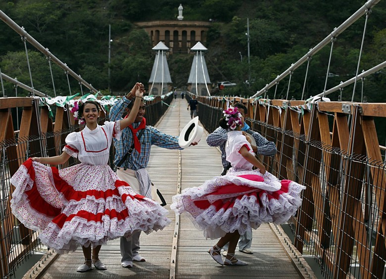 Presentaciones culturales acompañaron reinauguración del Puente de Occidente por parte de las autoridades. FOTO henry agudelo