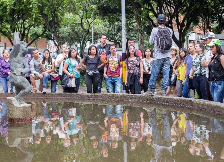 Jóvenes de Medellín prefieren la tv y el celular a las calles