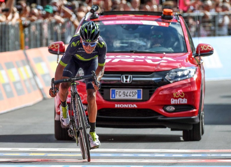 Nairo Quintana se defendió en el descenso y logró un importante tercer puesto y le descontó al líder Dumoulín. FOTO efe 