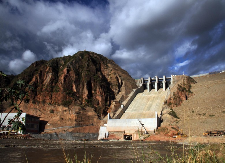 La central hidroeléctrica El Quimbo embalsa el río Magdalena en el sur del Huila. FOTO Colprensa