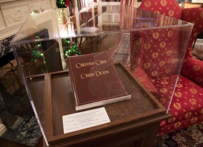 El libro de villancicos de Franklin D. Roosevelt de 1866 decora una de las salas. FOTO AFP