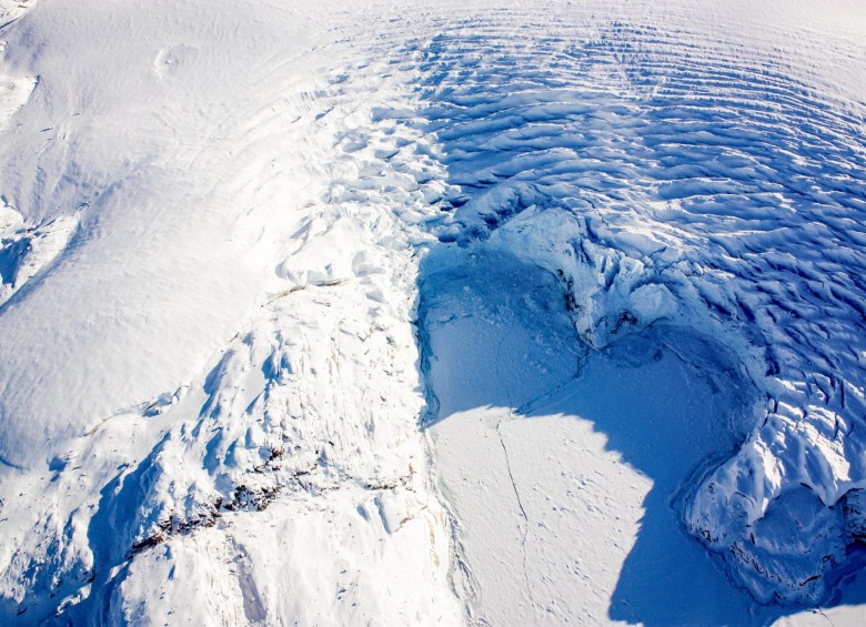 Un corazón de hielo esculpido por la naturaleza en un glaciar en el noroccidente de Groenlandia. Se tomó en marzo de 2017, durante la operación IceBridge Flight.