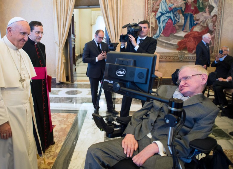 El Papa Francisco conociendo al físico en el Vaticano. FOTO AFP