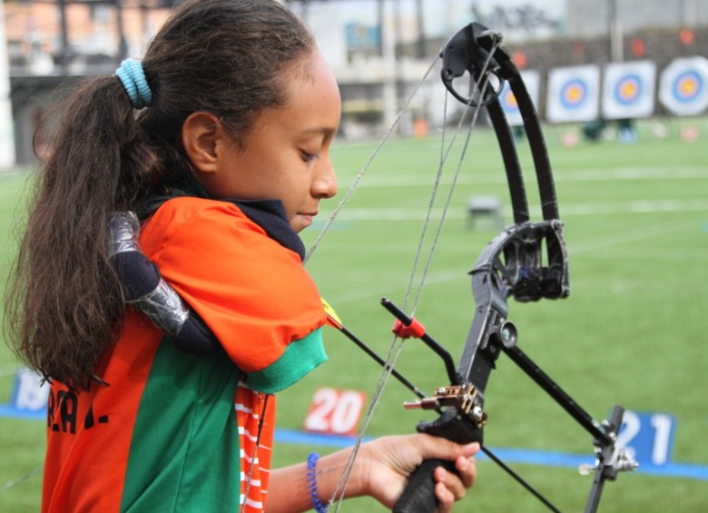 Ariana Correa practica el arco compuesto como todas las deportistas convencionales. Según Alejandra Usquiano, figura paisa del arco, “tiene muy buena técnica”. FOTO COrtesía Indeportes 