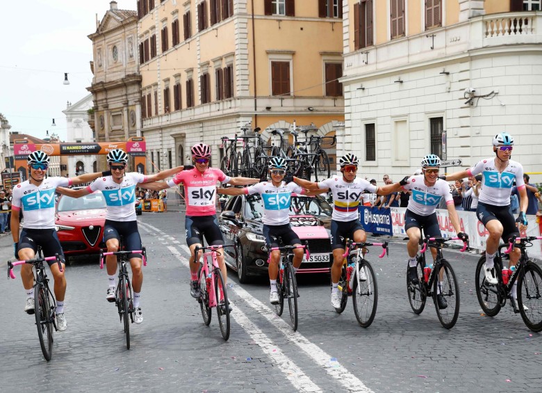 Froome tuvo gregarios de lujo para ganar su primer Giro, entre ellos el colombiano Sergio Luis Henao. FOTO AFP